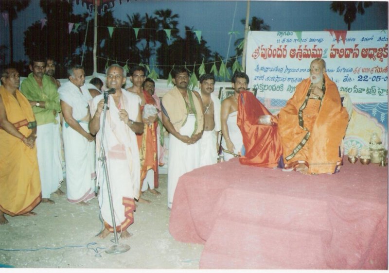 shriacharyaaddresssingthedevotees.jpg