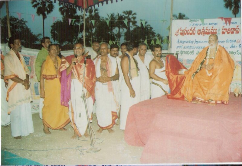 shriharinarayanavittaladasaruaddressingthegathering.jpg