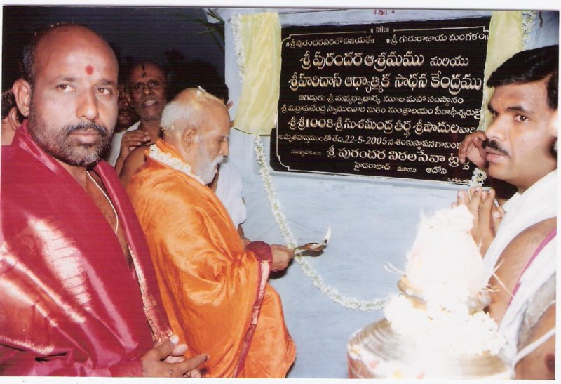 shriswamijiinvokingblessingsofshriharivayugurus.jpg