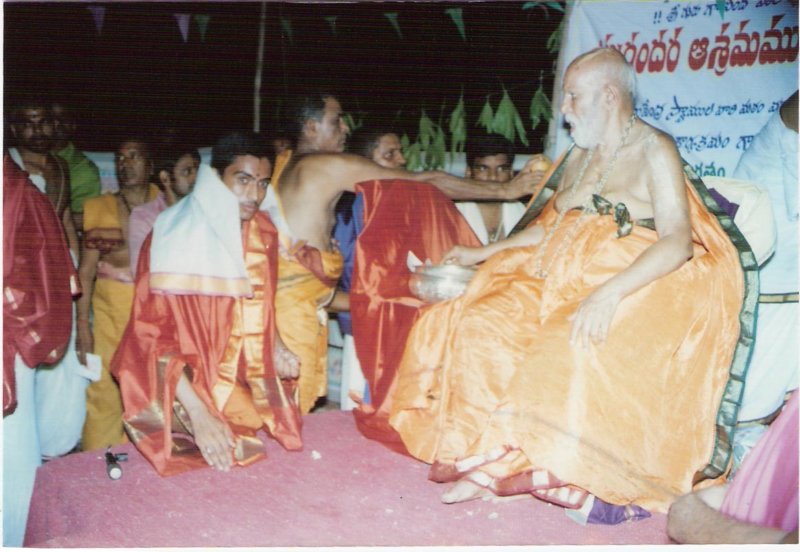 shriswamijiofferingphalamantrakshatetodevotees.jpg